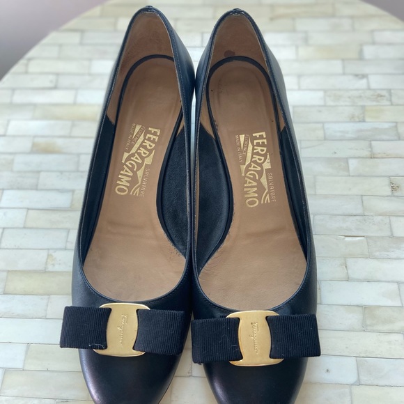 Ferragamo Vara Bow Pump - Picture 8 of 10